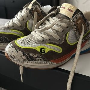 Gucci sneaker, worn once, to small!